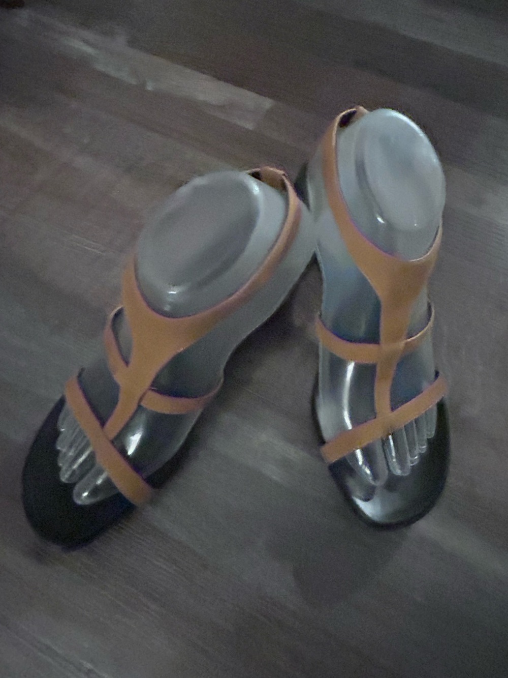 Donald Pliner Temira T-Strap Thong Sandal Size 8 Italy Mustard Yellow Leather